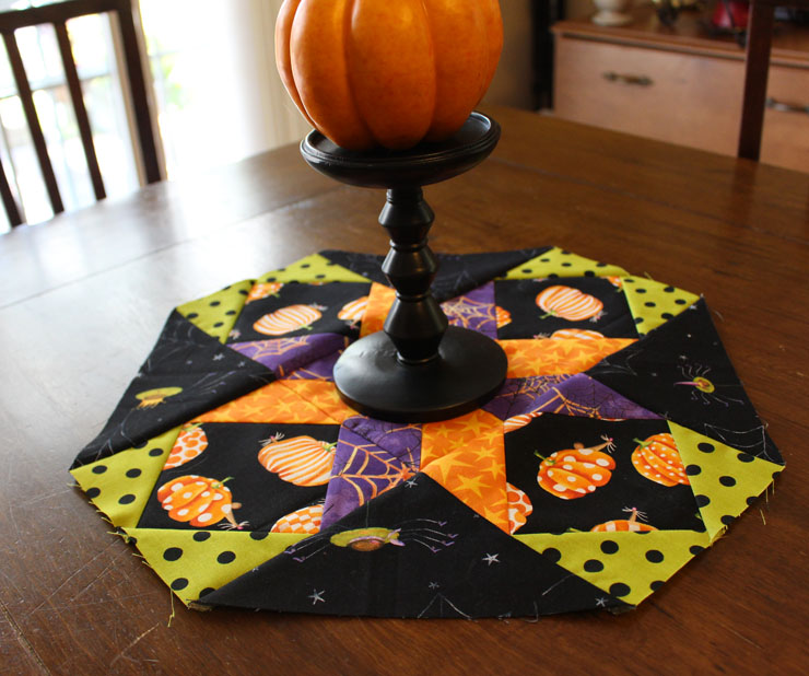Halloween Version of Cookie Plate Crumb Catcher @ The Crafty Quilter