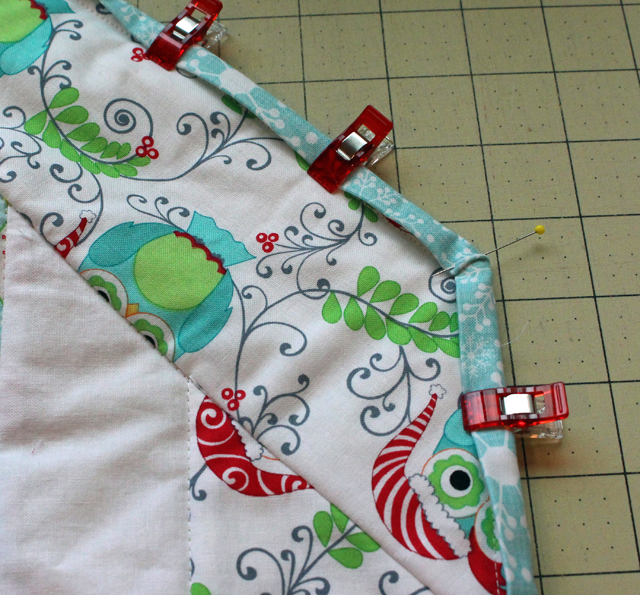 Charm Pack Tree Skirt Quilt Along with Fat Quarter Shop!  The Crafty Quilter shares some tips on binding those wide angles.