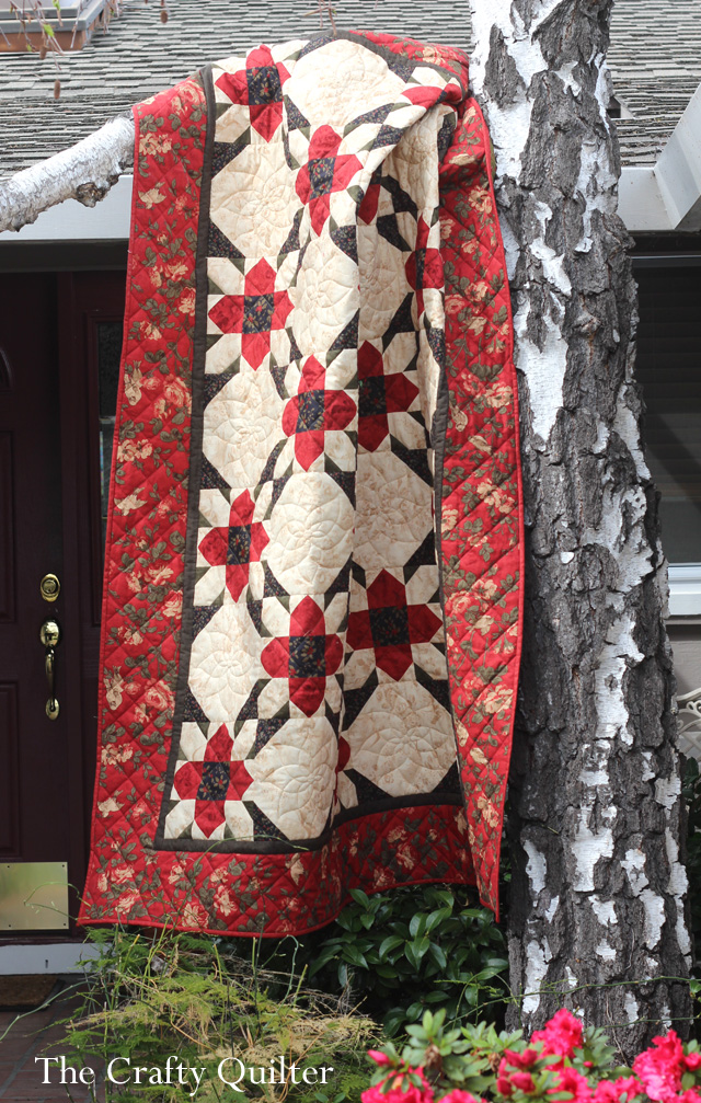 Christmas Snow Flower Quilt, made by Julie Cefalu, The Crafty Quilter