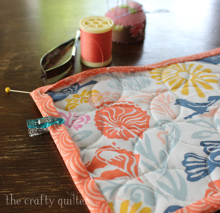 Check out these mug rug binding tips from The Crafty Quilter that will make your next mini quilt project a breeze!