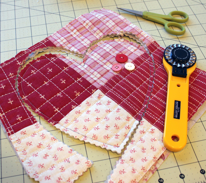 Quilted Heart Tutorial @ The Crafty Quilter includes a printable template for two heart sizes. This is a quick and easy project to add a charming touch to your decor and it makes a great gift!
