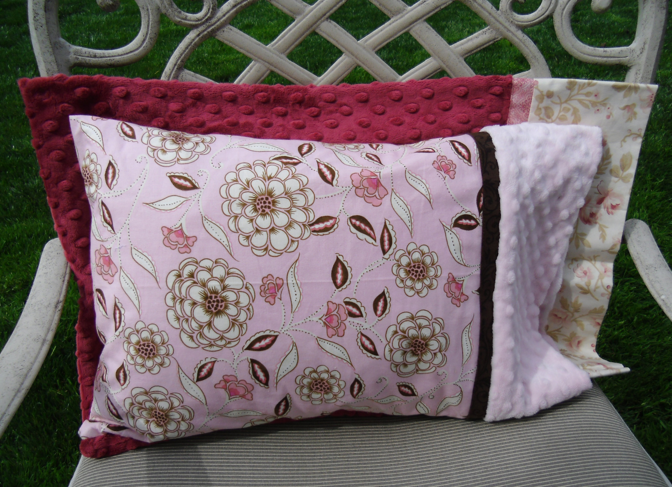 Travel-size pillow case tutorial @ The Crafty Quilter