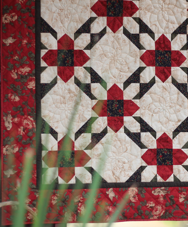 Christmas Snow Flower Quilt, made by Julie Cefalu, The Crafty Quilter