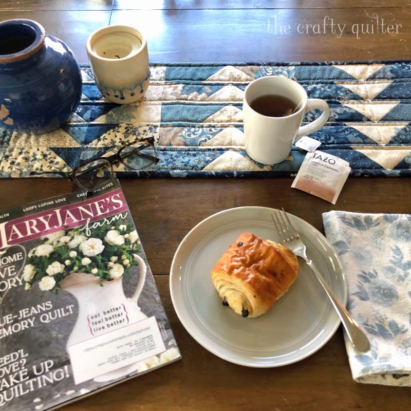 Fast & Fun Blog Hop hosted by Villa Rosa Designs. My stop on the hop features the Snow Goose pattern card. Table runner made by Julie @ The Crafty Quilter.