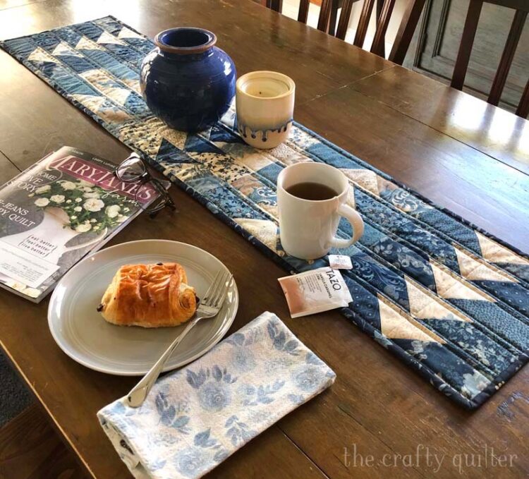 Fast & Fun Blog Hop hosted by Villa Rosa Designs. My stop on the hop features the Snow Goose pattern card. Table runner made by Julie @ The Crafty Quilter.