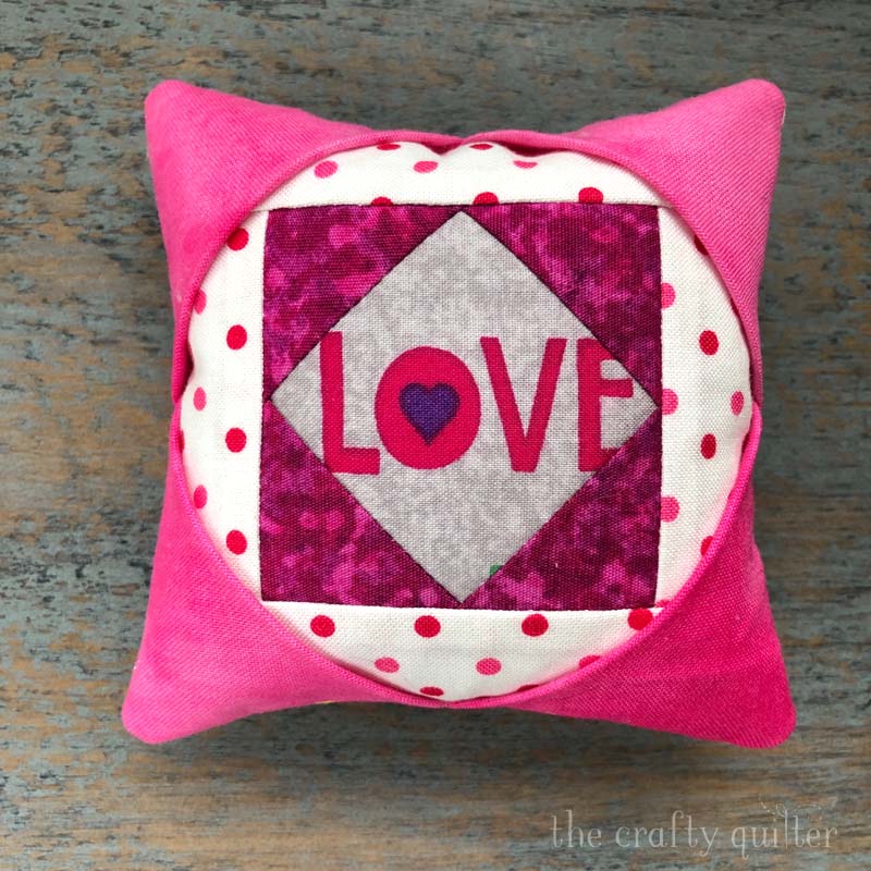 Enjoy this FREE Folded Corner Pincushion Pattern from Julie @ The Crafty Quilter.  It's super easy to make and perfect for fussy cutting!