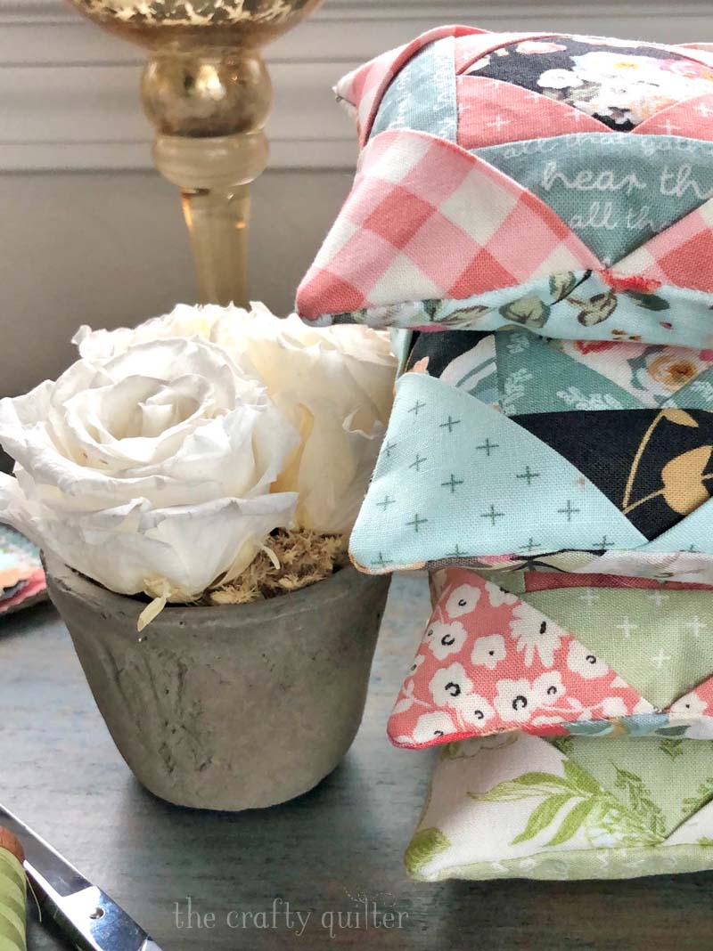 Enjoy this FREE Pincushion Pattern from Julie @ The Crafty Quilter.  It's super easy to make!