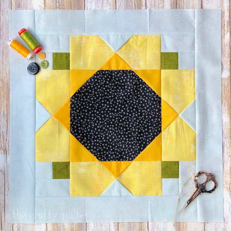 Classic version of the FREE Garden Sunflower Quilt Block @ The Crafty Quilter.